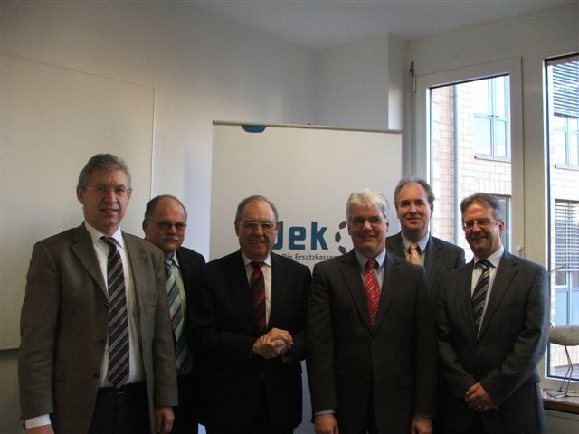 Harald Müller, Walter Scheller, Roland Sing, Frank Winkler, Siegfried Euerle und Andreas Vogt stehen vor einem vdek-Banner mit Blick in die Kamera Harald Müller, Walter Scheller, Roland Sing, Frank Winkler, Siegfried Euerle und Andreas Vogt stehen vor einem vdek-Banner mit Blick in die Kamera