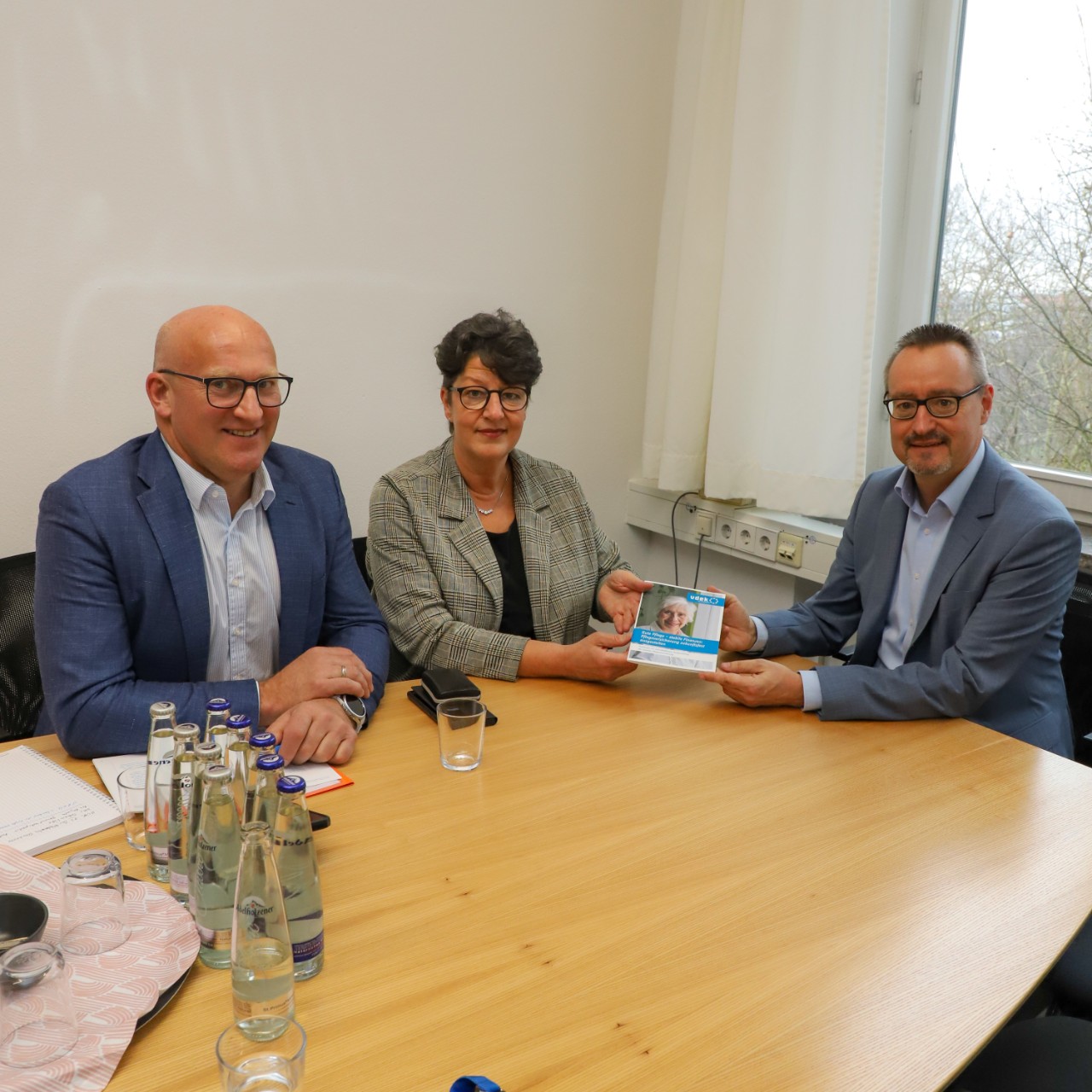 Anton Rittel MdL, Susann Enders MdL (Gesundheitspolitische Sprecherin der FREIE W&Auml;HLER-Landtagsfraktion) und Thomas Hackenberg (Leiter der vdek-Landesvertretung Bayern) (v.l.n.r.)