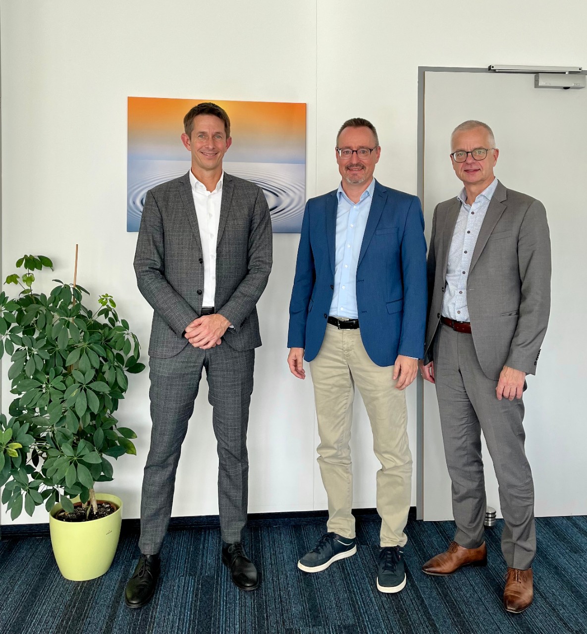 Amtschef Dr. Rainer Hutka, Dr. Andreas Klass und Thomas Hackenberg stehend