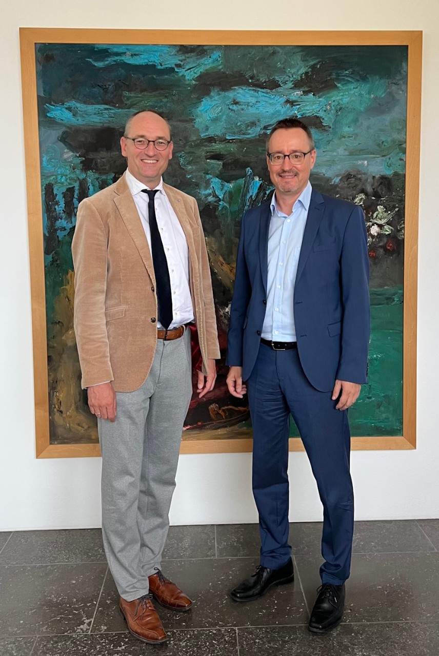 Bernhard Seidenath und Thomas Hackenberg im Foyer stehend
