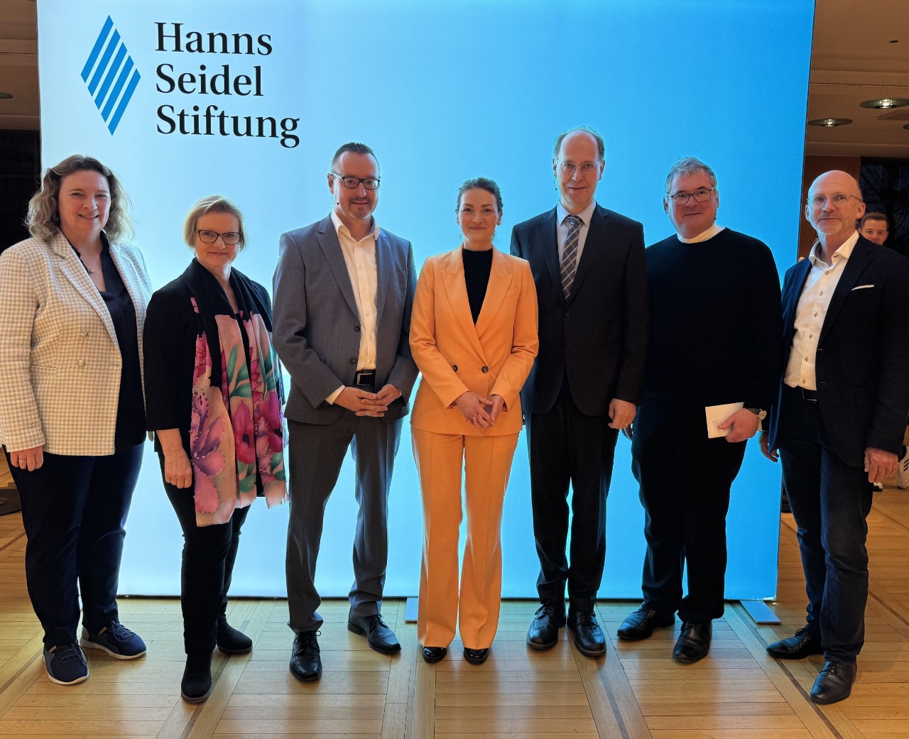 Kerstin Schreyer MdL (Stv. Vorsitzende der Hanns-Seidel-Stiftung e. V.), PD Dr. med. Katharina B&uuml;rger, Thomas Hackenberg, Judith Gerlach MdL (Bayerische Staatsministerin f&uuml;r Gesundheit, Pflege und Pr&auml;vention), Prof. Dr. Thiess B&uuml;ttner, Dr. Andreas Magg, Nikolaus N&uuml;tzel (v.l.n.r.)
