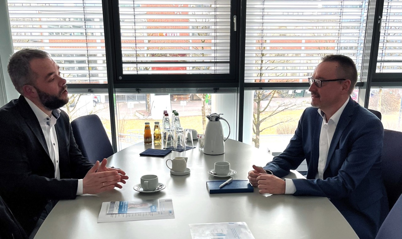 Thomas Hackenberg (Leiter der vdek-Landesvertretung Bayern) und Andreas Hannah-Krahl MdL (Gesundheitspolitscher Sprecher der Landtagsfraktion B90/Die Gr&uuml;nen) in der Landesvertretung