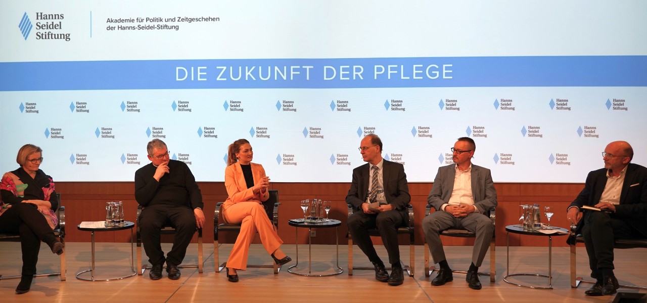 PD Dr. med. Katharina B&uuml;rger, Dr. Andreas Magg, Judith Gerlach MdL (Bayerische Staatsministerin f&uuml;r Gesundheit, Pflege und Pr&auml;vention), Prof. Dr. Thiess B&uuml;ttner, Thomas Hackenberg, Nikolaus N&uuml;tzel (v.l.n.r.)