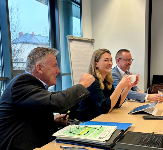 v.l.n.r.: Christian Bredl (TK), Staatsministerin Judith Gerlach, Thomas Hackenberg (vdek)