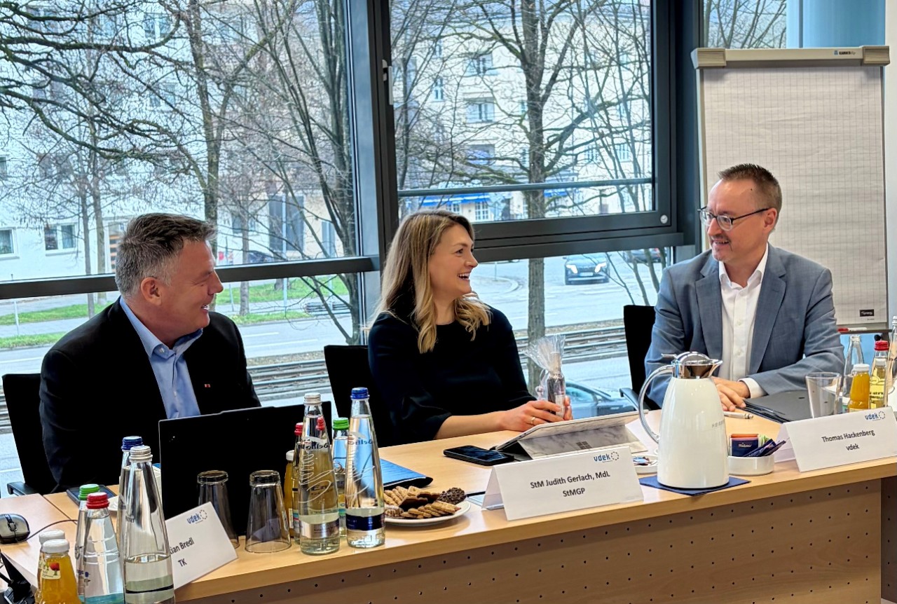 v.l.n.r.: Christian Bredl (TK), Staatsministerin Judith Gerlach, Thomas Hackenberg (vdek)