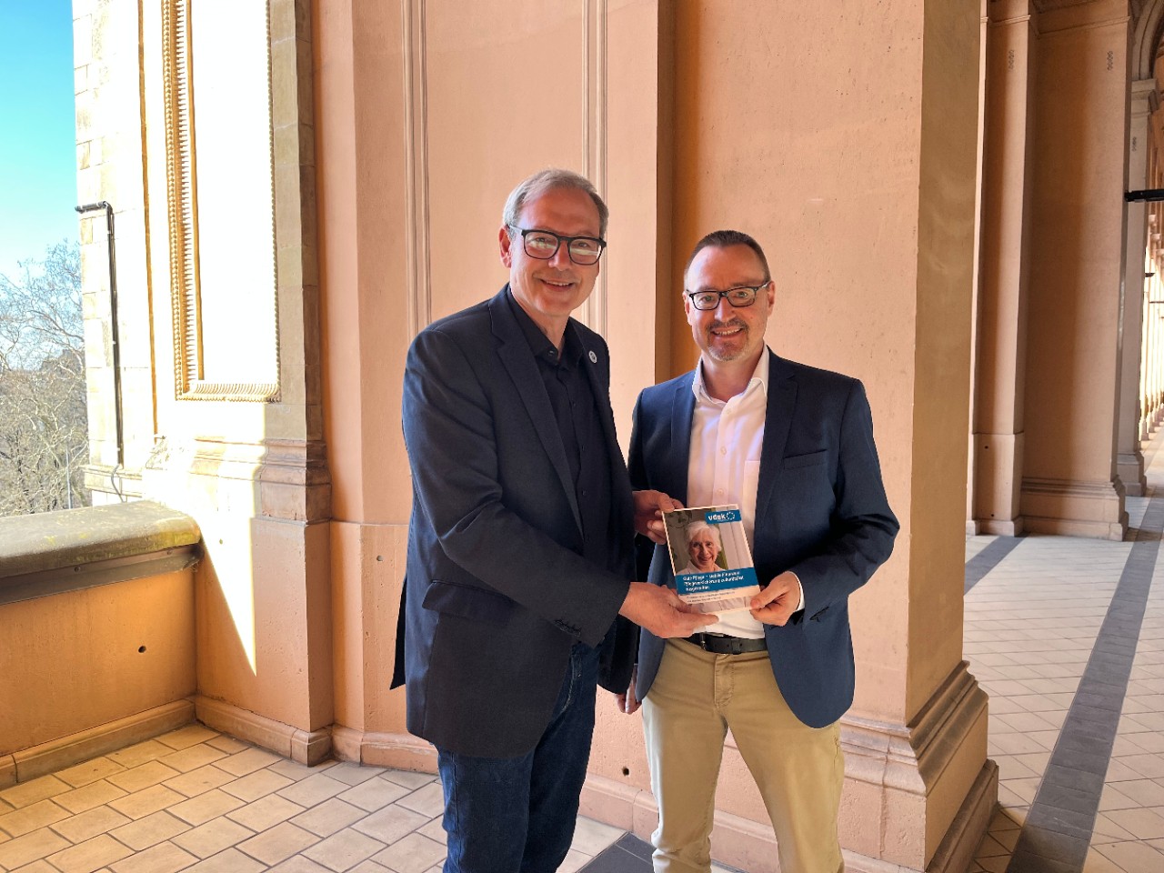 Thomas Hackenberg (Leiter der vdek-Landesvertretung Bayern) und Thomas Z&ouml;ller MdL (Patienten- und Pflegebeauftragter der Bayerischen Staatsregierung) im Bayerischen Landtag