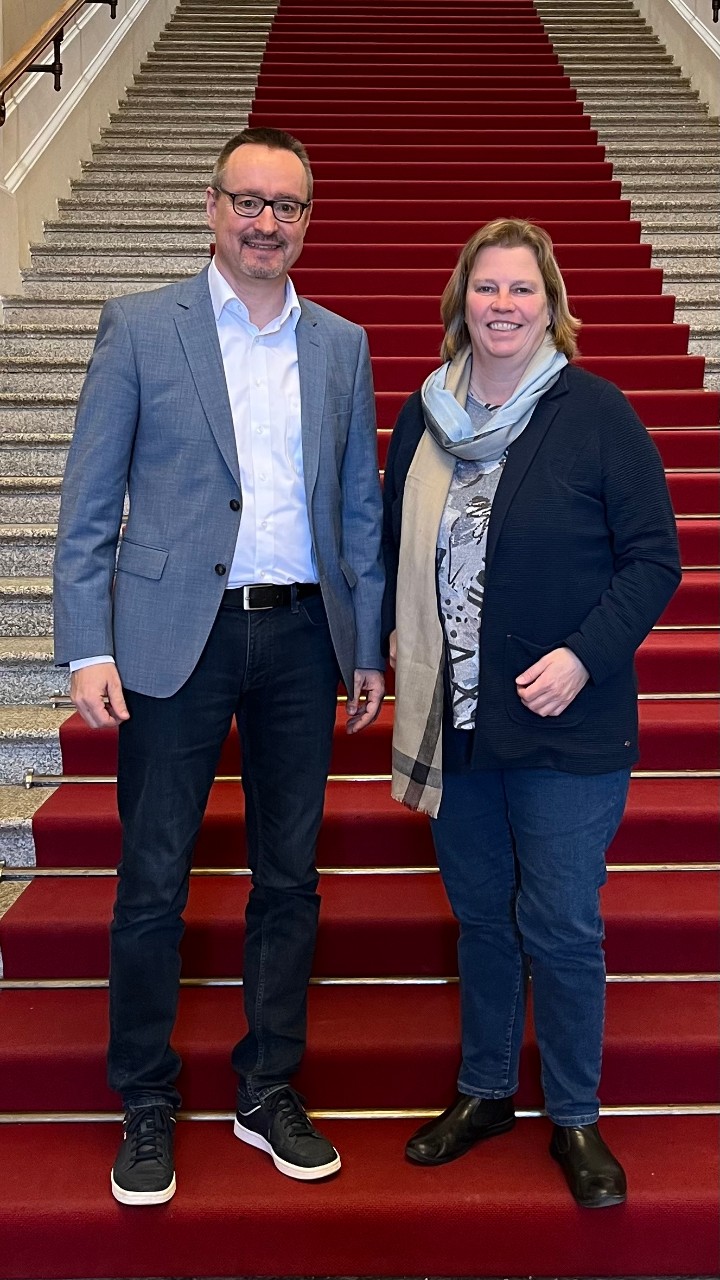 Thomas Hackenberg (Leiter der vdek-Landesvertretung Bayern) und Ruth Waldmann MdL (Gesundheitspolitsche Sprecherin der SPD-Landtagsfraktion) im Bayerischen Landtag