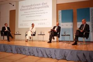 Blick aufs Podium mit den Diskussionsteilnehmern