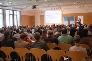 Blick aus dem hinteren Teil des Raumes auf das Publikum der Veranstaltung
