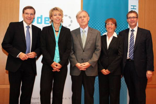Dr. Ralf Langejürgen, Prof. Martina Hasseler, Franz Wölfl, Ottilie Randzio und Thomas Ballast stehen vor Bannern der Hanns-Seidel-Stiftung und des vdek