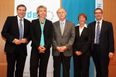 Dr. Ralf Langejürgen, Prof. Martina Hasseler, Franz Wölfl, Ottilie Randzio und Thomas Ballast stehen vor Bannern der Hanns-Seidel-Stiftung und des vdek