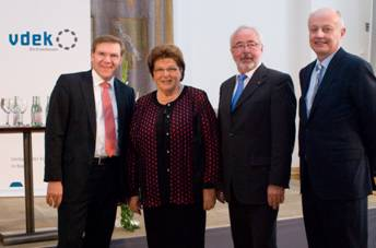 Dr. Ralf Langejürgen, Barbara Stamm, Holger Langkutsch und Ministerialdirektor Michael Höhenberger mit Blick in die Kamera