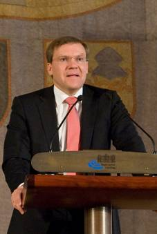 Dr. Ralf Langejürgen, Leiter der vdek-Landesvertretung Bayern steht am Rednerpult und spricht Dr. Ralf Langejürgen, Leiter der vdek-Landesvertretung Bayern steht am Rednerpult und spricht