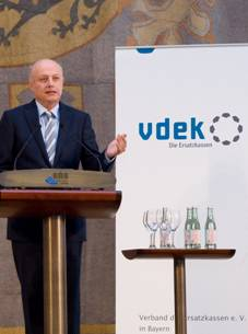 Ministerialdirektor Michael Höhenberger steht am Rednerpult und spricht