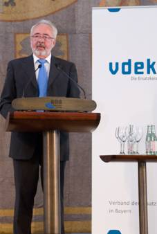 Holger Langkutsch, der stellvertretende Vorsitzende des Verbandes der Ersatzkassen steht am Rednerpult und spricht