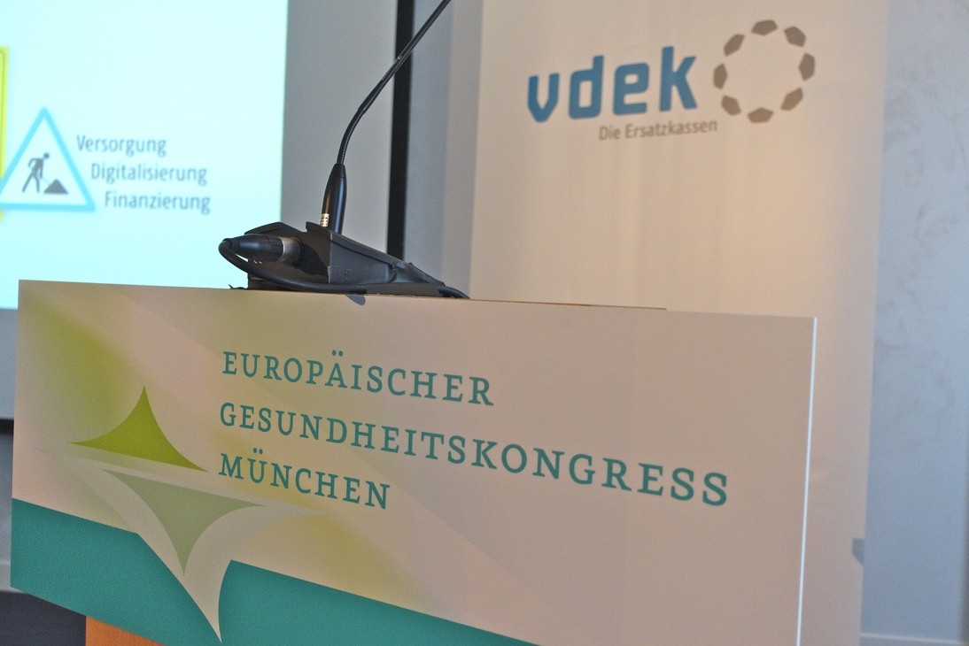 Der Rednerpult mit dem Logo des Gesundheitskongresses.