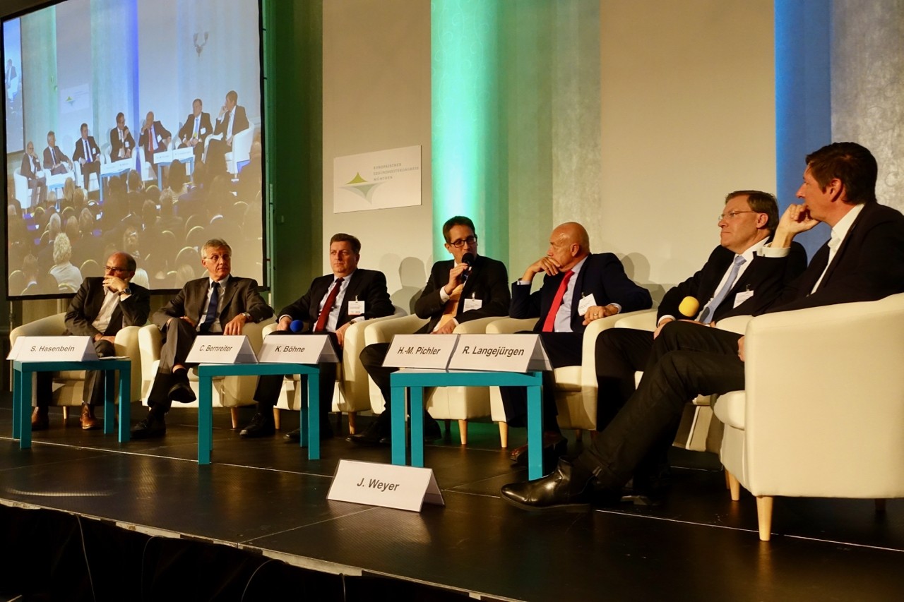 Auf dem Podium (v.l.n.r.): Professor Reinhard Busse (TU Berlin), Siegfried Hasenbein (BKG), Christian Bernreiter (Bayerischer Landkreis), Karsten B&ouml;hne (Bayerischer Rundfunk), Herbert Pichler (Verband der Privatkrankenanstalten in Bayern), Ralf Langej&uuml;rgen (vdek-Landesvertretung Bayern) und Julian Weyer (Unternehmen C. F. M&oslash;ller).