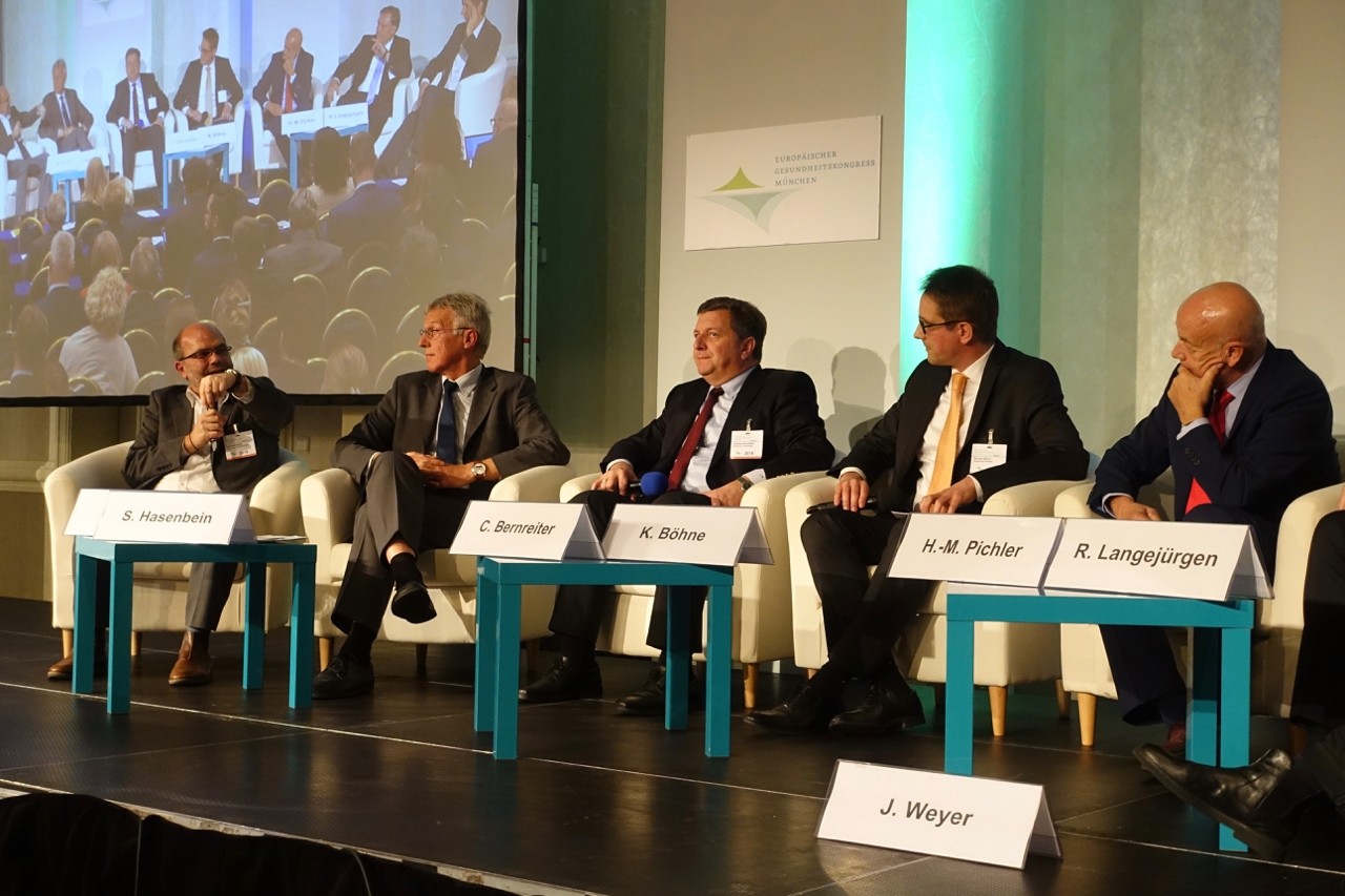 Auf dem Podium (v.l.n.r.): Professor Reinhard Busse (TU Berlin), Siegfried Hasenbein (BKG), Christian Bernreiter (Bayerischer Landkreis), Karsten B&ouml;hne (Bayerischer Rundfunk) und Herbert Pichler (Verband der Privatkrankenanstalten in Bayern).
