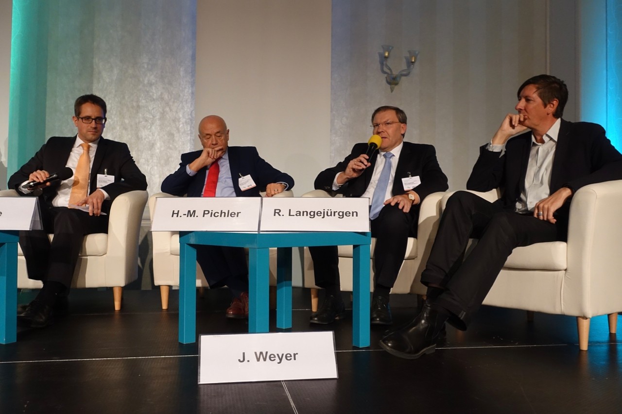 Auf dem Podium (v.l.n.r.): Karsten B&ouml;hne (Bayerischer Rundfunk), Herbert Pichler (Verband der Privatkrankenanstalten in Bayern), Ralf Langej&uuml;rgen (vdek-Landesvertretung Bayern) und Julian Weyer (Unternehmen C. F. M&oslash;ller).