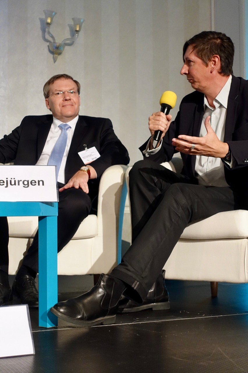 Ralf Langej&uuml;rgen (vdek-Landesvertretung Bayern) und Julian Weyer (Unternehmen C. F. M&oslash;ller) im Gespr&auml;ch.