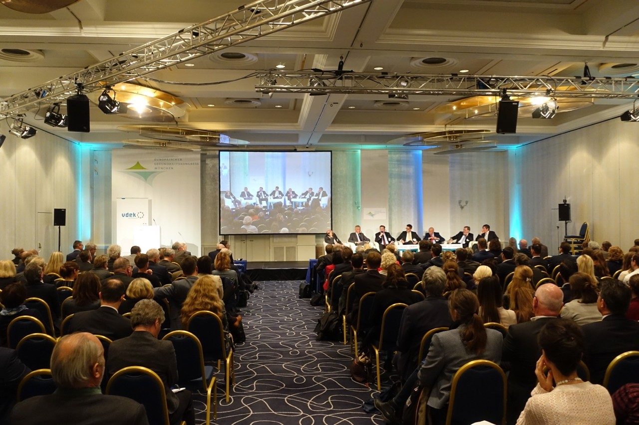 Zuschauer sitzen im Saal und schauen auf die B&uuml;hne
