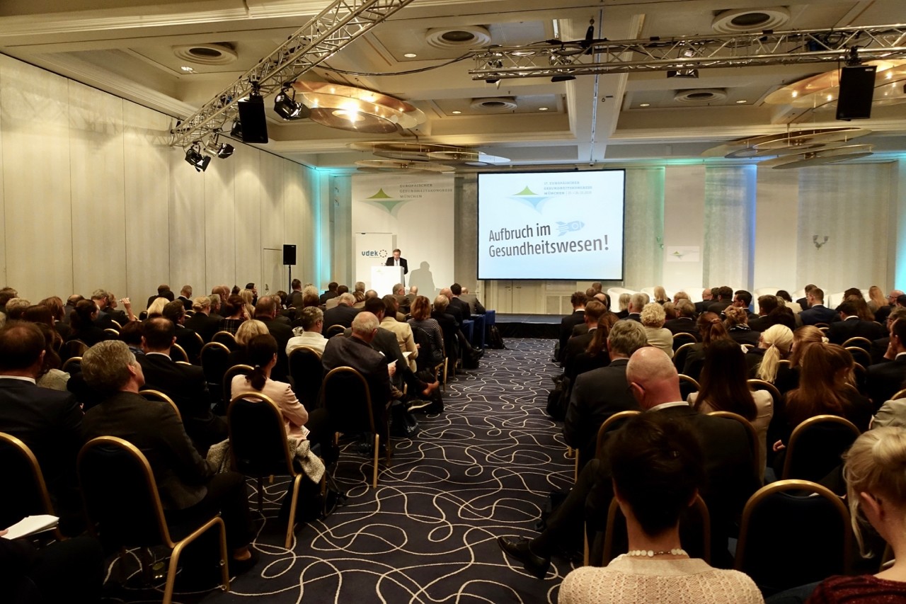 Zuschauer sitzen im Saal und schauen auf die B&uuml;hne