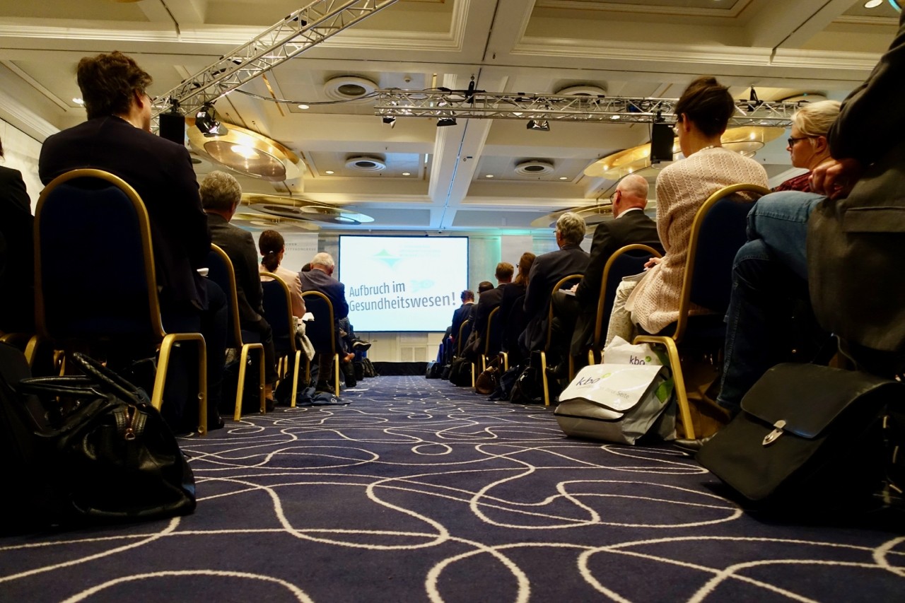 Zuschauer sitzen im Saal und schauen auf die B&uuml;hne