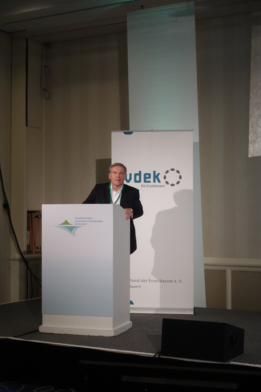 Dr. Ralf Langej&uuml;rgen er&ouml;ffnet das vdek-Fachforum und begr&uuml;&szlig;t die G&auml;ste.