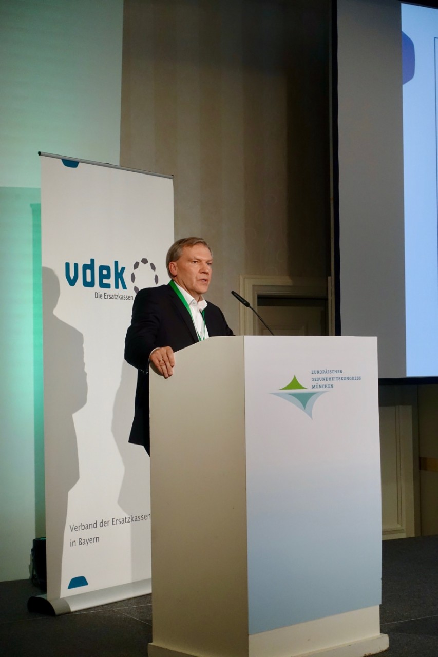 Dr. Ralf Langej&uuml;rgen stellt die Positionen der Ersatzkassen dar.