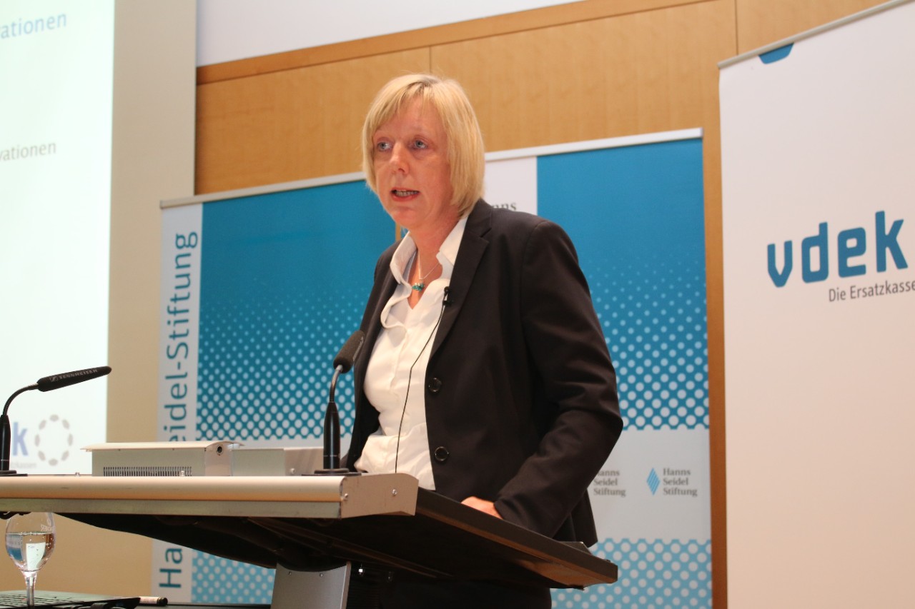 Die vdek-Vorstandsvorsitzende Ulrike Elsner steht am Rednerpult und spricht Die vdek-Vorstandsvorsitzende Ulrike Elsner steht am Rednerpult und spricht