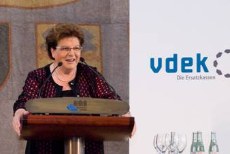 Barbara Stamm, Präsidentin des Bayerischen Landtages steht am Rednerpult und spricht
