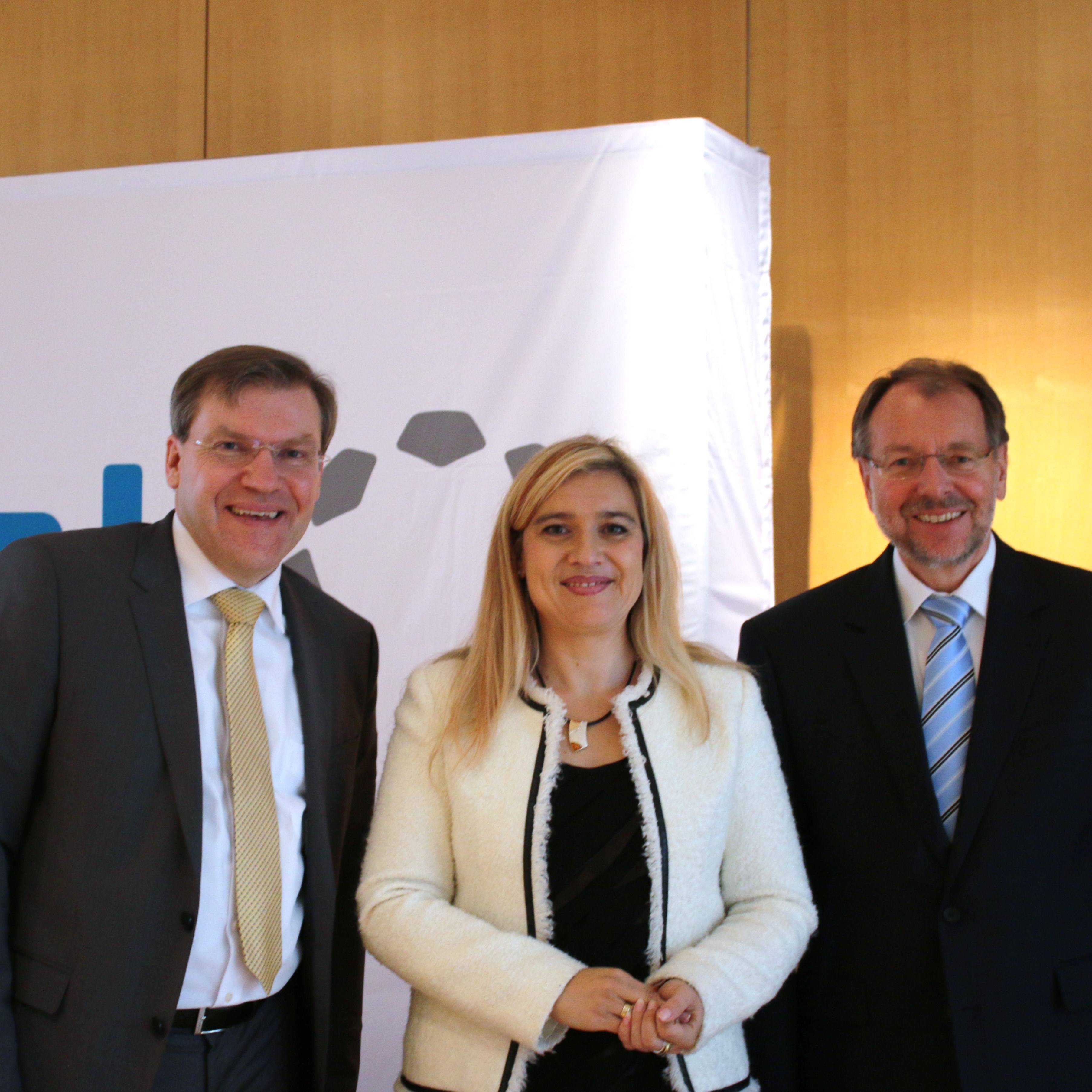 Dr. Ralf Langejürgen, Staatsministerin Melanie Huml und Dr. Peter Witterauf mit Blick in die Kamera