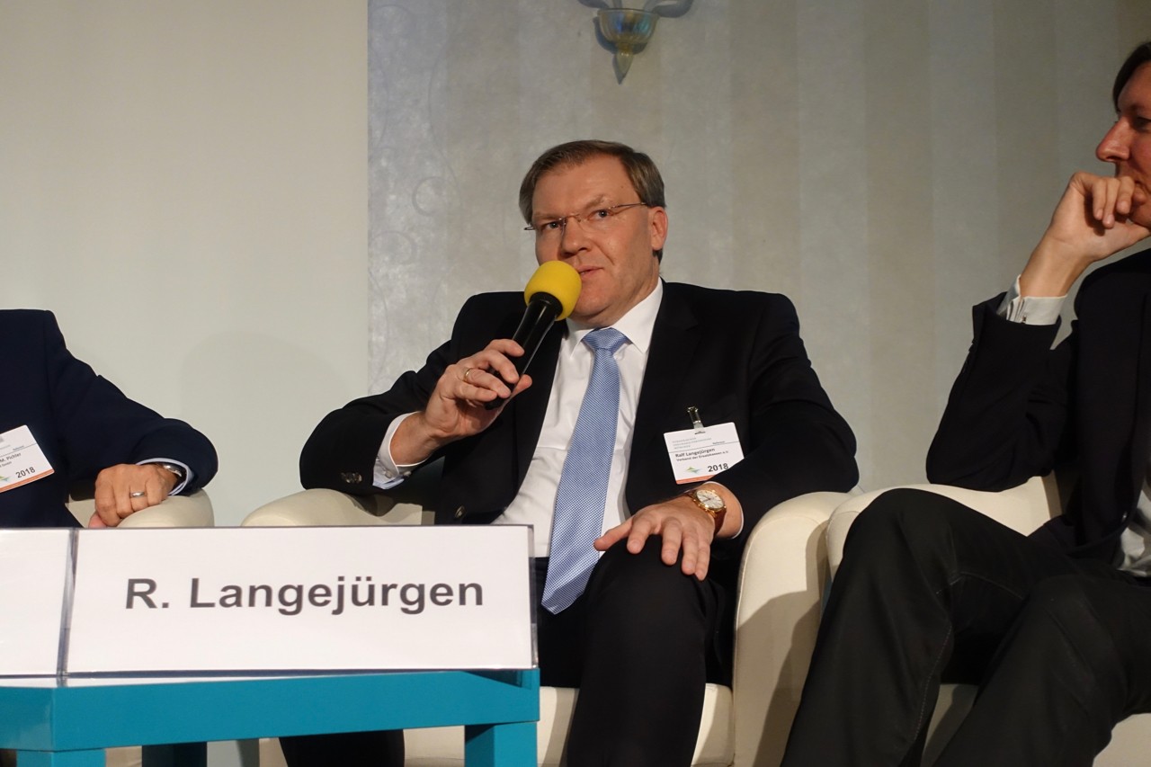 Ralf Langej&uuml;rgen beantwortet die Fragen des Moderators.