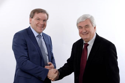Dr. Langejürgen, und Dr. Dieter Geis reichen sich die Hände Dr. Langejürgen, und Dr. Dieter Geis reichen sich die Hände