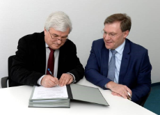 Dr. Dieter Geis, Vorsitzender des Bayerischen Hausärzteverbandes unterschreibt den HzV-Vertrag, rechts von ihm sitzt Dr. Langejürgen, Leiter der vdek-Landesvertretung Bayern