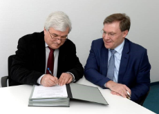 Dr. Dieter Geis, Vorsitzender des Bayerischen Hausärzteverbandes unterschreibt den HzV-Vertrag, rechts von ihm sitzt Dr. Langejürgen, Leiter der vdek-Landesvertretung Bayern Dr. Dieter Geis, Vorsitzender des Bayerischen Hausärzteverbandes unterschreibt den HzV-Vertrag, rechts von ihm sitzt Dr. Langejürgen, Leiter der vdek-Landesvertretung Bayern