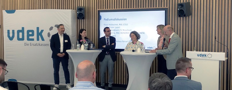 Podiumsg&auml;ste auf dem Podium w&auml;hrend der Diskussion