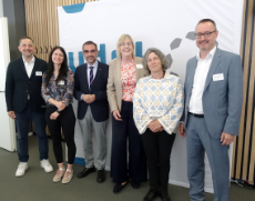 Podiumsgäste vor dem Messestand