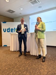 Herr Hackenberg und StM Gerlach auf der Bühne