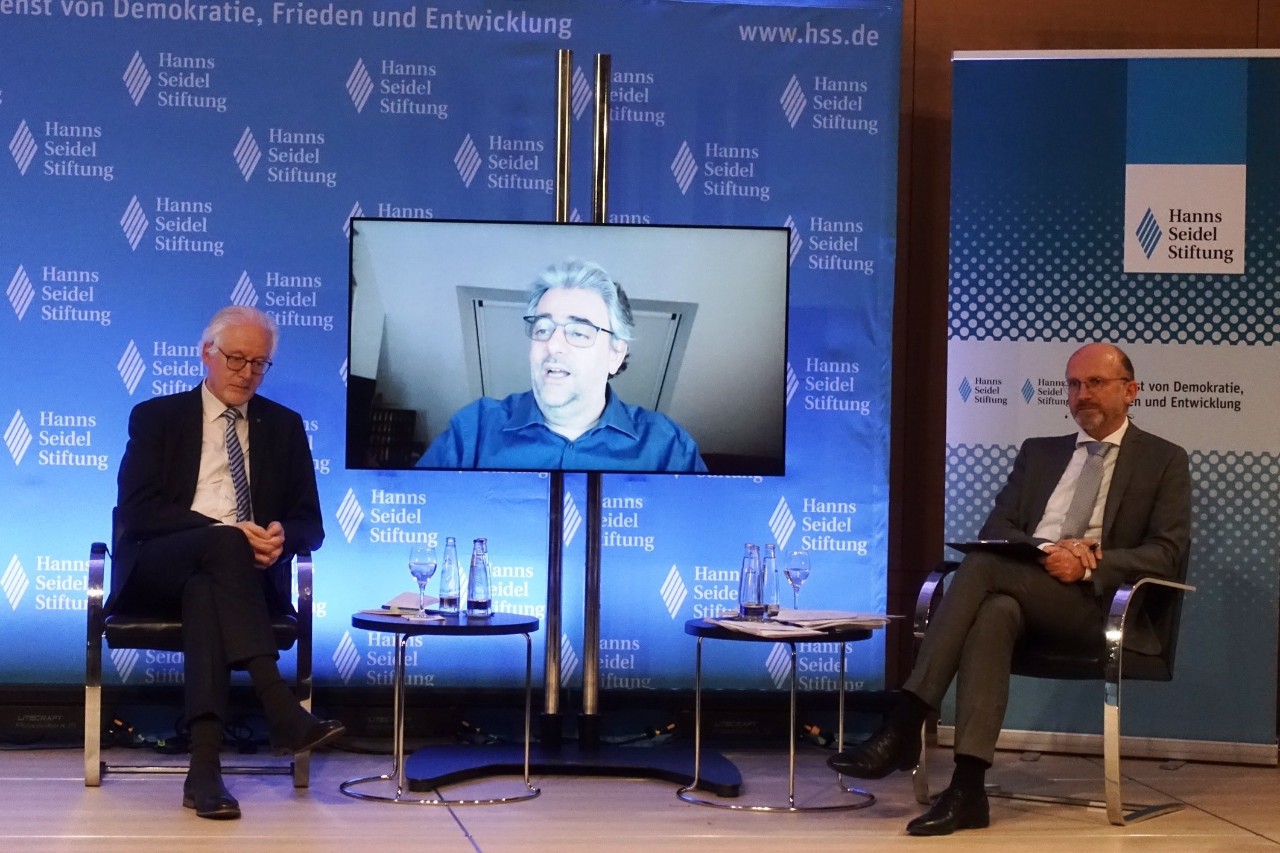 V.l.n.r.: Michael Bammessel, Prof. Hans Rothgang und Nikolaus N&uuml;tzel, Bayerischer Rundfunk.