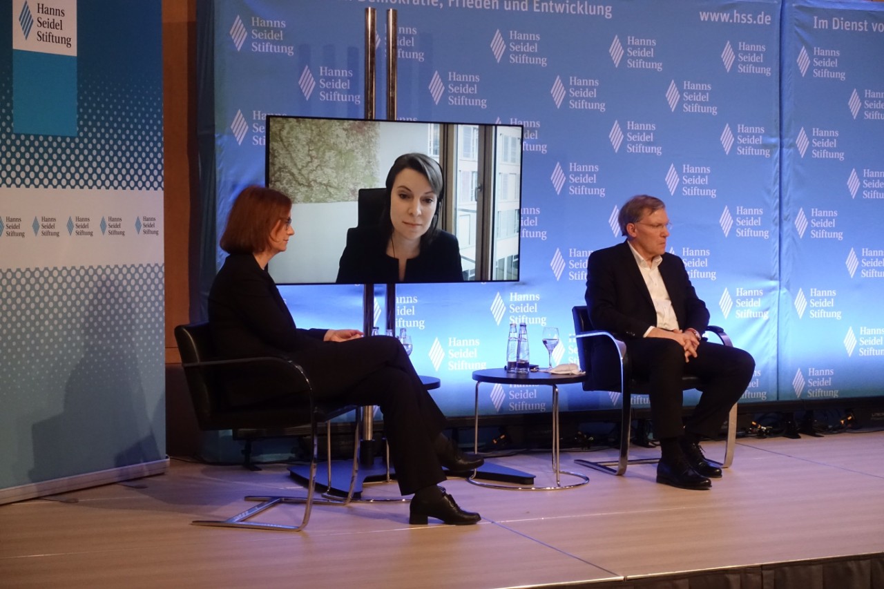 V.l.n.r.: Katja Molitor, Emmi Zeulner und Ralf Langej&uuml;rgen.