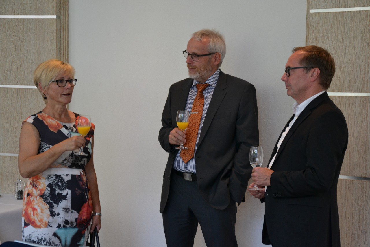 Ina Muh&szlig; mit Michael Domr&ouml;s und Thomas Barta im Gespr&auml;ch auf dem Parlamentarischen Abend der vdek-Landesvertretung in Potsdam