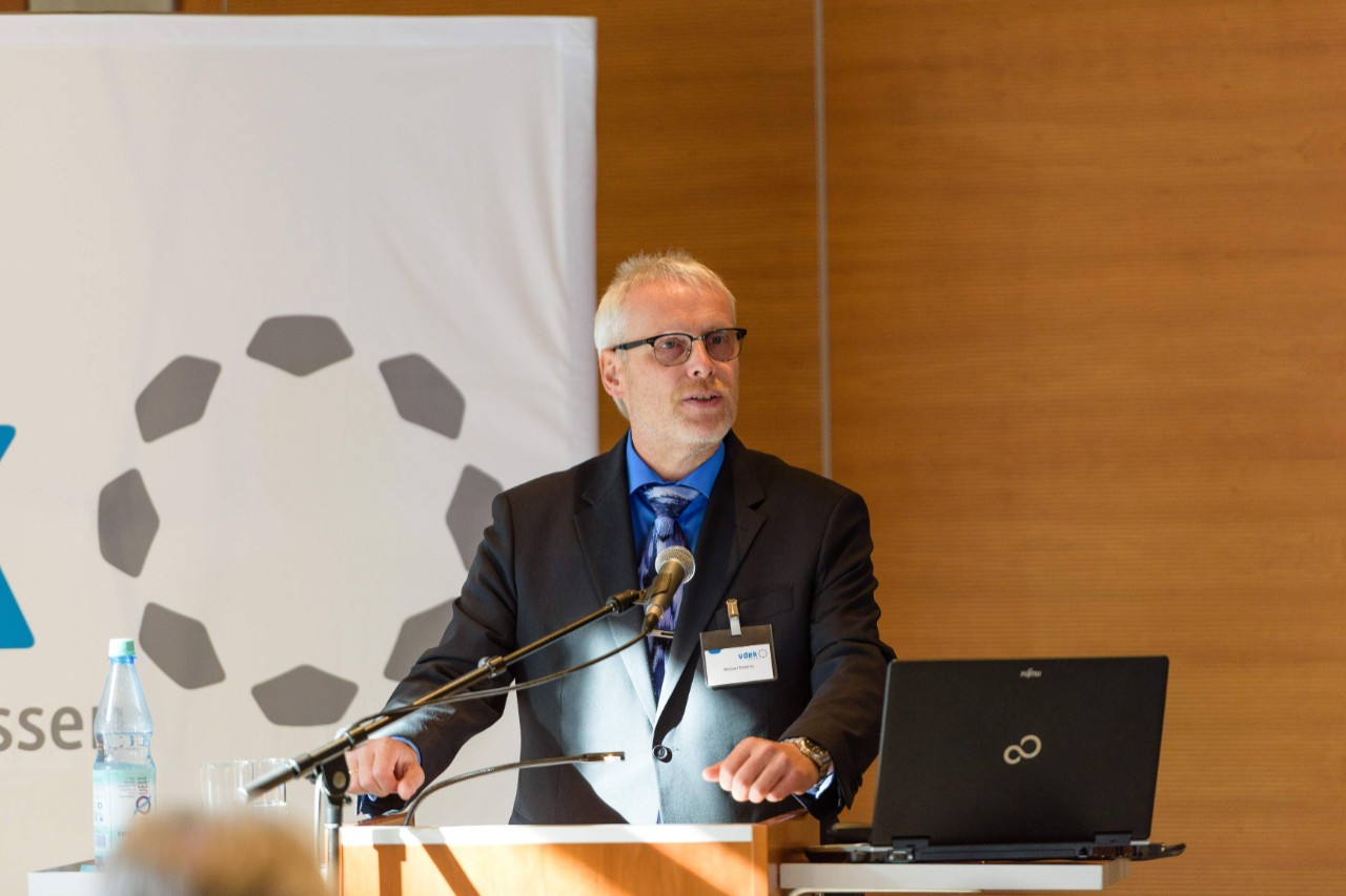 Michael Domr&ouml;s steht am Rednerpult und spricht