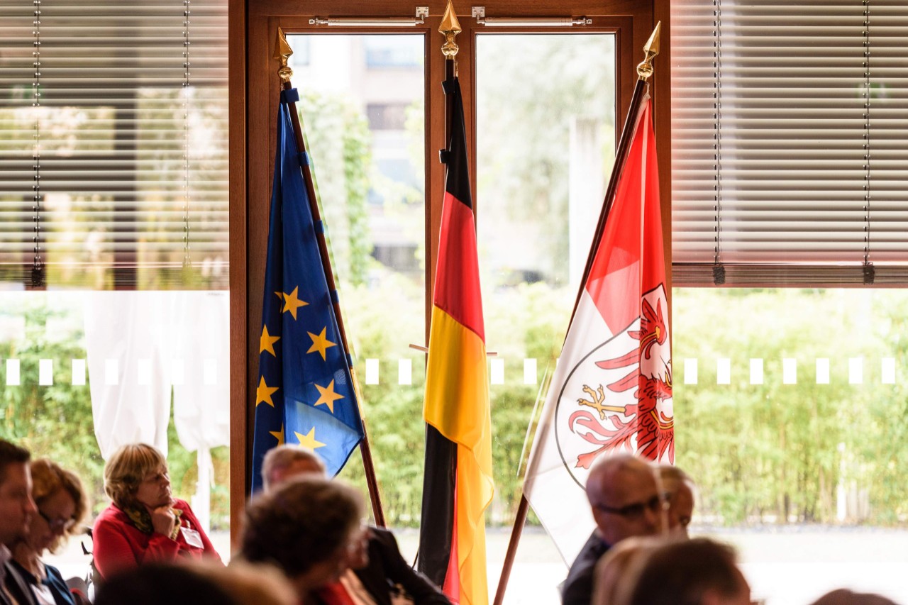 Nebeneinander aufgestellt: die Flaggen der Europ&auml;ischen Union, Deutschlands und Brandenburgs