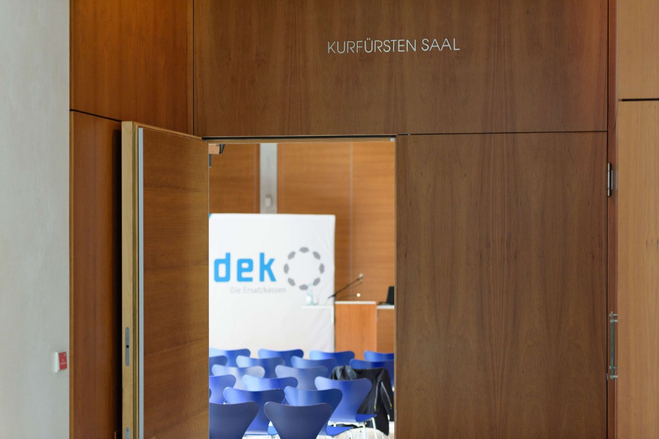 Blick durch die ge&ouml;ffnete T&uuml;r in den Kurf&uuml;rsten Saal