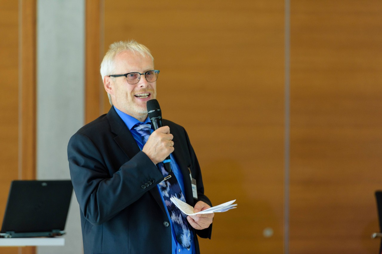 vdek-Leiter Michael Domr&ouml;s h&auml;lt ein Mikrofon und spricht