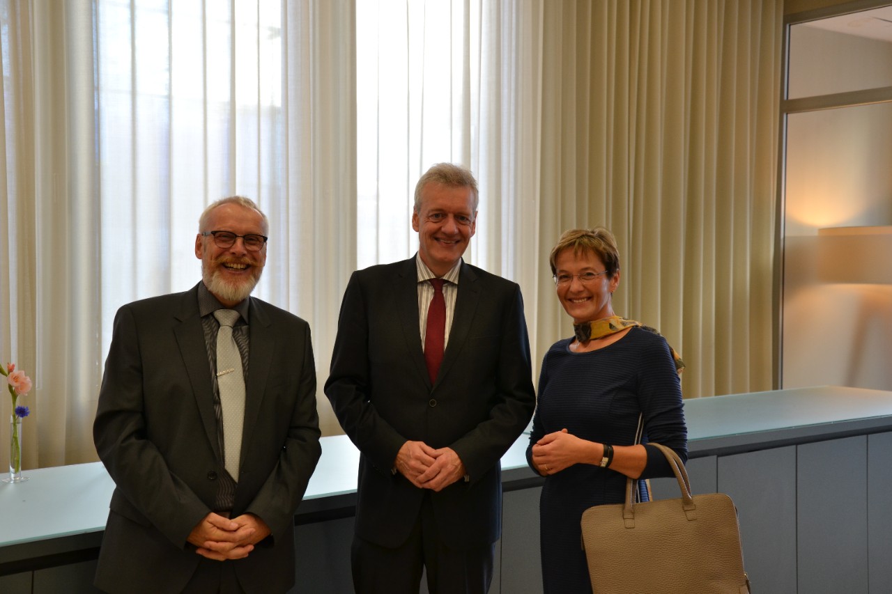 v.l.n.r.: Michael Domr&ouml;s Leiter der vdek-Landesvertretung Berlin/Brandenburg, Prof. Dr. Ferdinand Gerlach Vorsitzender des Sachverst&auml;ndigenrates zur Begutachtung der Entwicklung im Gesundheitswesen, Gabriela Leyh Vorsitzende des Landesausschusses der Ersatzkassen Berlin/Brandenburg 