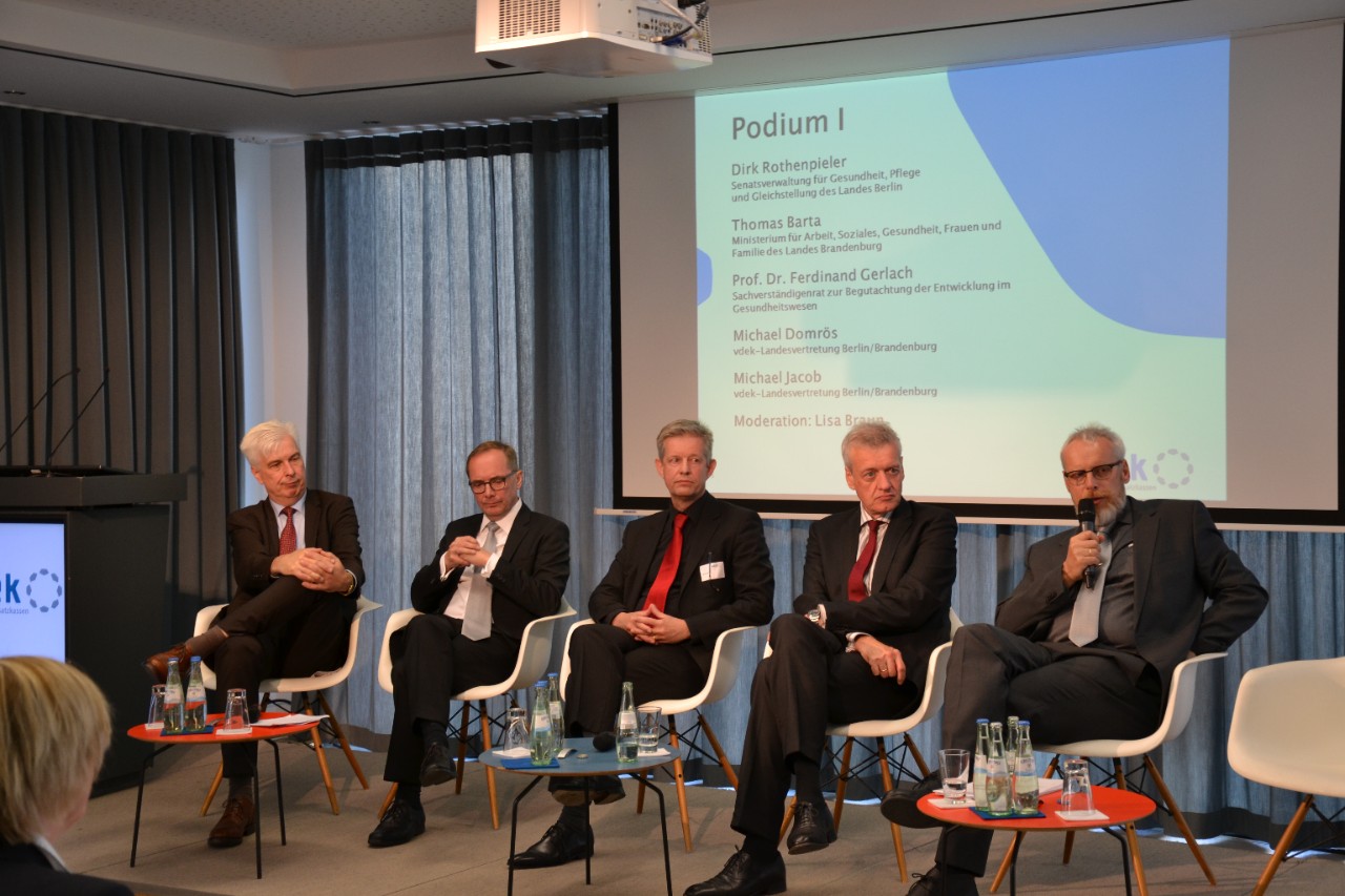 v.l.n.r.: Dirk Rothenpieler Abteilungsleiter f&uuml;r Gesundheit Senatsverwaltung f&uuml;r Gesundheit, Pflege und Gleichstellung des Landes Berlin, Thomas Barta Abteilungsleiter f&uuml;r Gesundheit Ministerium f&uuml;r Arbeit, Soziales, Gesundheit, Frauen und Familie des Landes Brandenburg, Michael Jacob Referatsleiter Station&auml;re Versorgung der vdek-Landesvertretung Berlin/Brandenburg, Prof. Dr. Ferdinand Gerlach, Michael Domr&ouml;s Leiter der vdek-Landesvertretung Berlin/Brandenburg