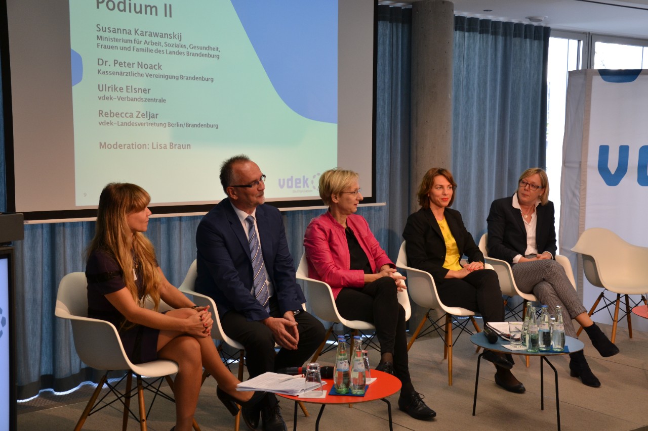 v.l.n.r.: Rebecca Zeljar Referatsleiterin Ambulante Versorgung &Auml;rzte, Arzneimittel der vdek-Landesvertretung Berlin/Brandenburg, Dr. Peter Noack Vorstandsvorsitzender Kassen&auml;rztliche Vereinigung Brandenburg, Dr. Margret Stennes Vorstandsvorsitzende der Kassen&auml;rztlichen Vereinigung Berlin, Susanna Karawanskij Ministerin f&uuml;r Arbeit, Soziales, Gesundheit, Frauen u. Familie des Landes Brandenburg, Ulrike Elsner Vorstandsvorsitzende des vdek, Berlin