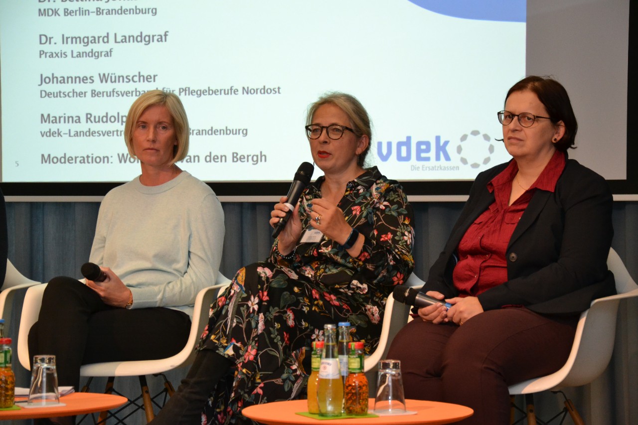 v.l.n.r.: Dr. Bettina Jonas Gesch&auml;ftsbereichsleiterin Pflege und Qualit&auml;tspr&uuml;fungen Pflege MDK Berlin-Brandenburg, Susanne Hertzer Leiterin der TK-Landesvertretung Berlin/Brandenburg, Dr. Ilona K&ouml;ster-Steinebach Aktionsb&uuml;ndnis Patientensicherheit e.V.